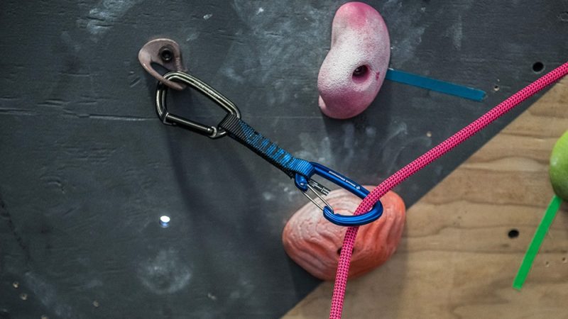 Here's why women should always use a carabiner on their their purse
